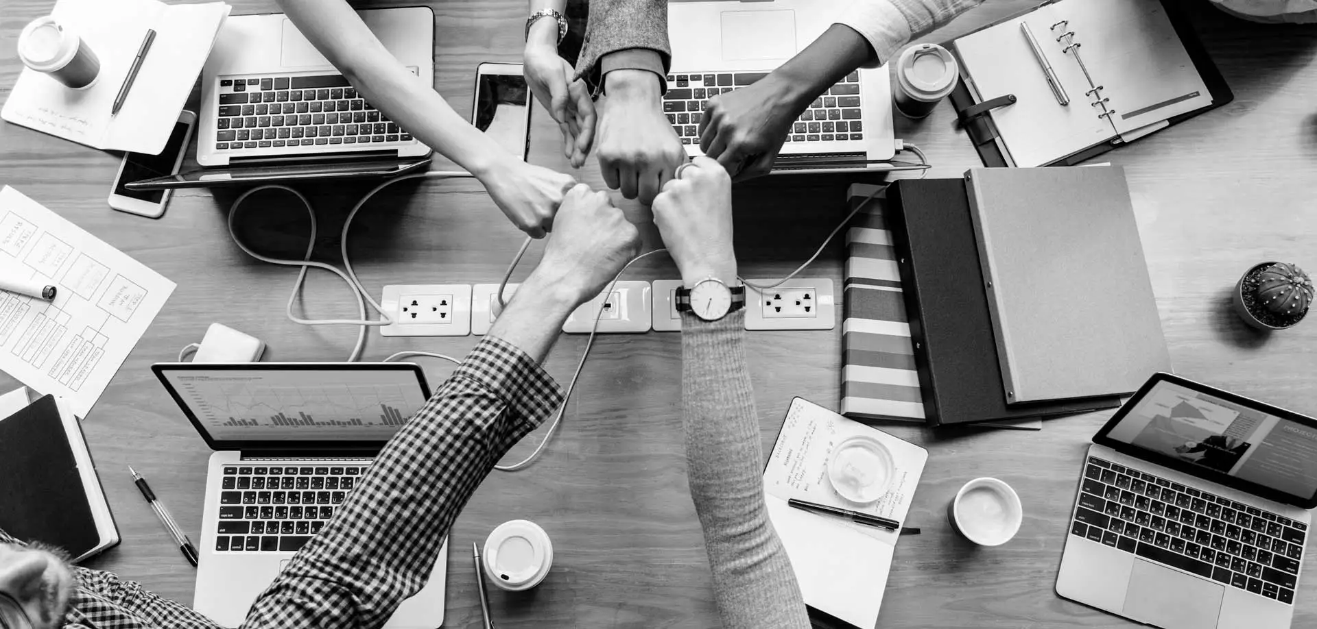 Equipo de trabajo en reunión sobre diseño web para pymes