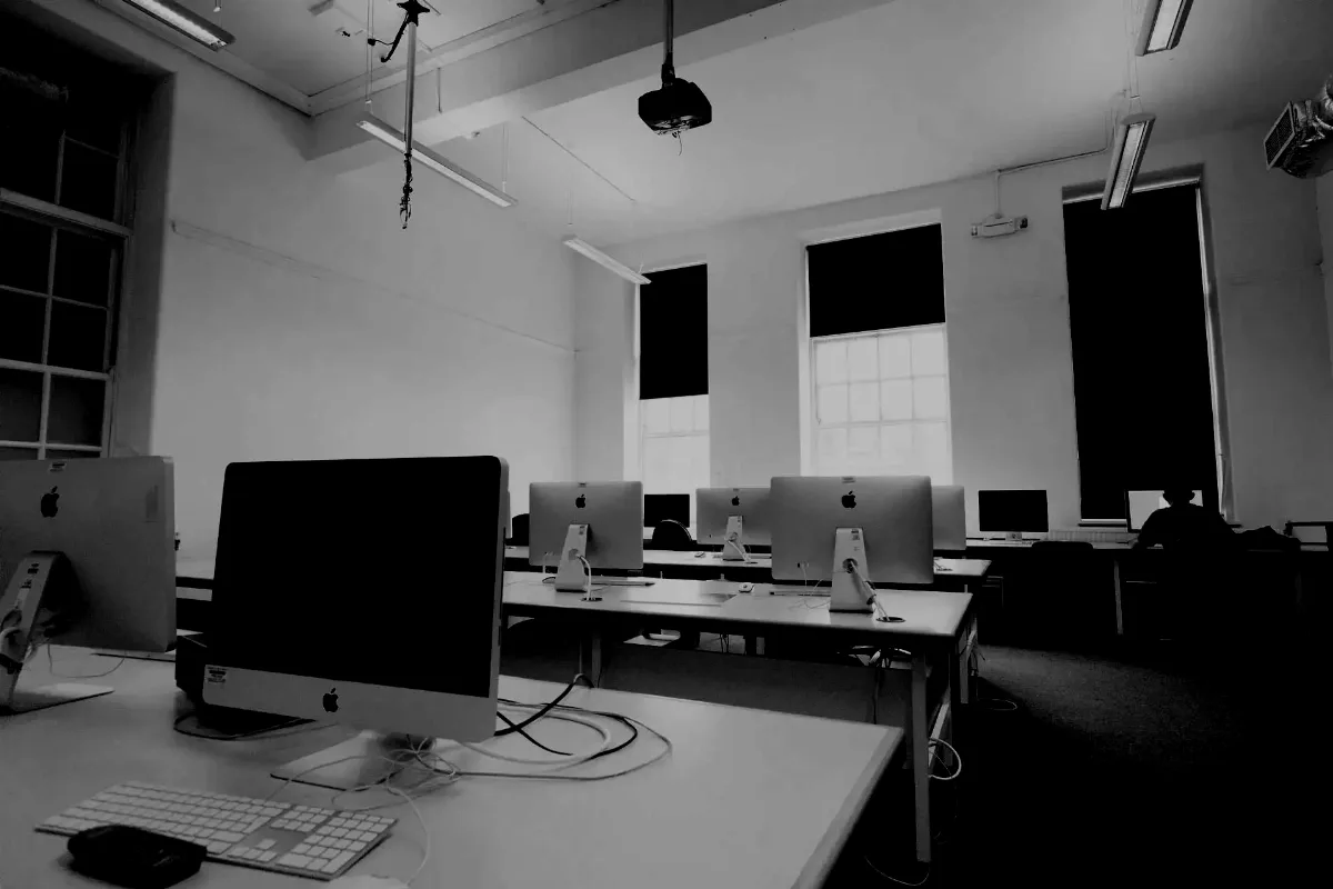 Equipo desarrollando aplicaciones y soluciones digitales para empresas.