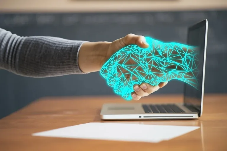 Apretón de manos entre personas y tecnología, símbolo de interacción con el cliente