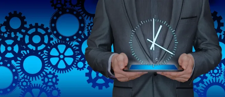 Persona sujetando un reloj, referencia al ahorro de tiempo con aplicaciones empresariales